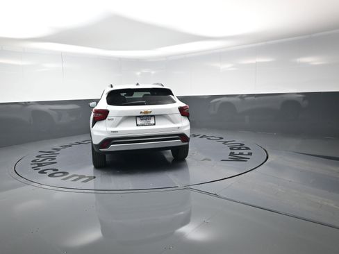 Certified 2025 Chevrolet Trax LT w/ Driver Confidence Package image 8