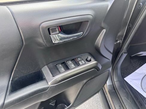 Used 2022 Toyota Tacoma TRD Off-Road image 18