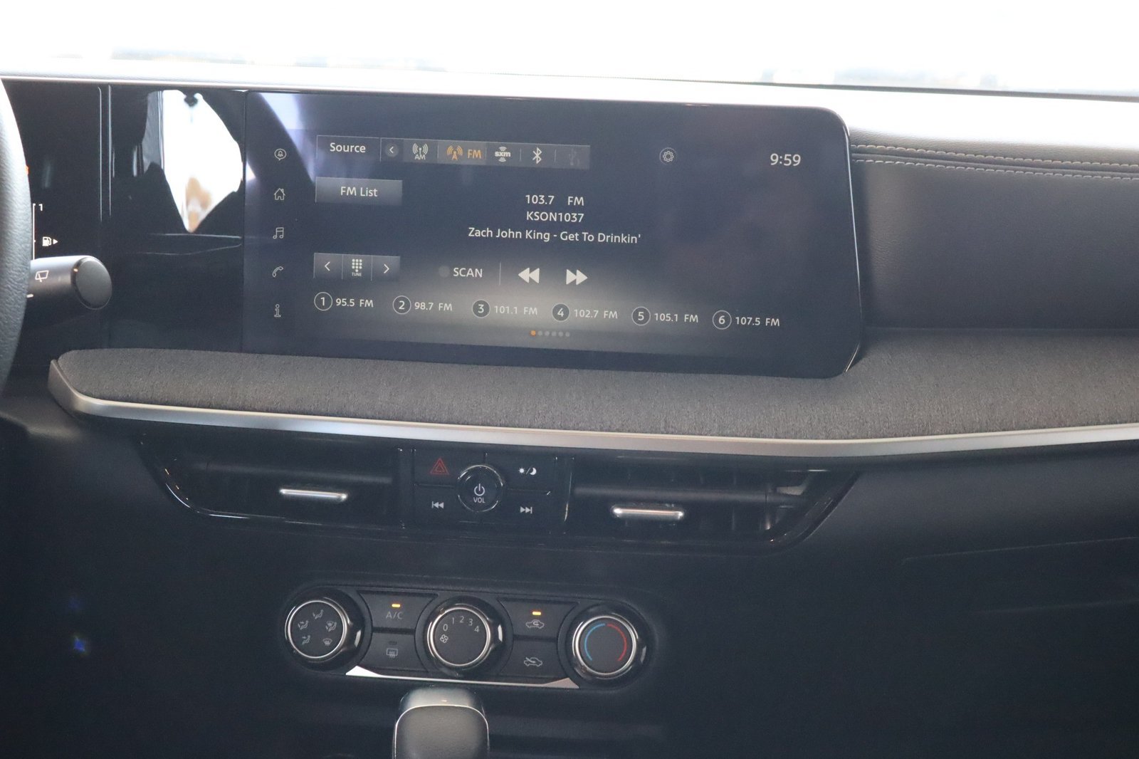 Used 2025 Nissan Kicks SV FWD image 30