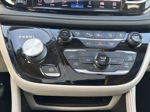 Used 2022 Chrysler Pacifica Limited image 95