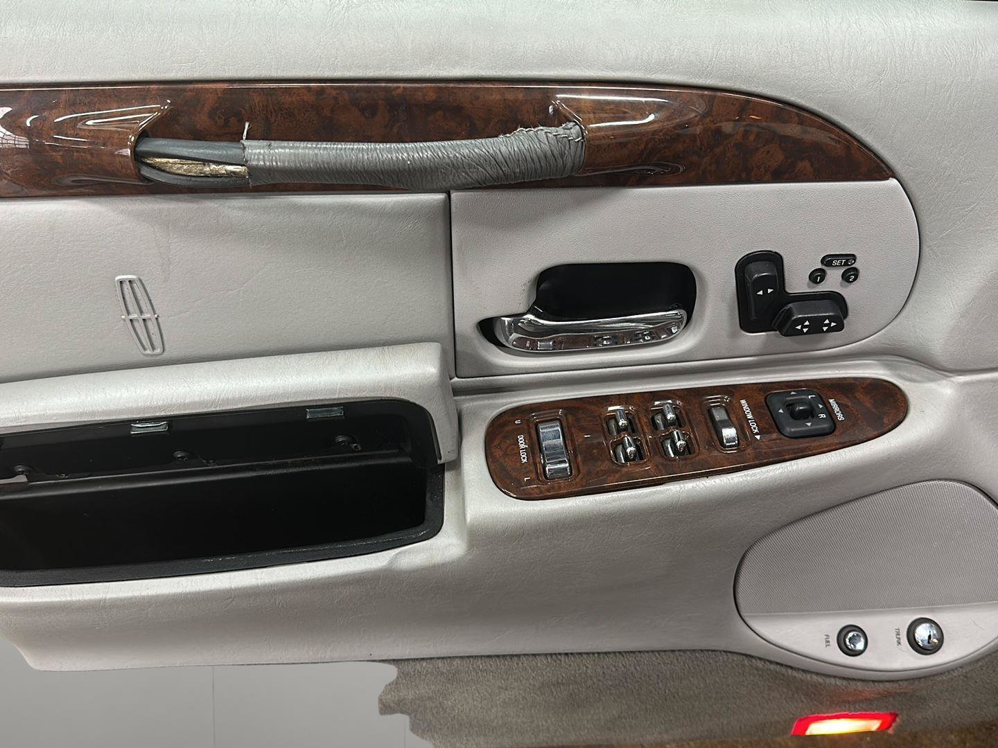 Used 2001 Lincoln Town Car Signature RWD image 4