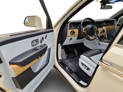 Certified 2019 Rolls-Royce Cullinan image 16