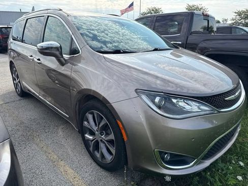 Used 2018 Chrysler Pacifica Limited w/ Tire & Wheel Group FWD image 6