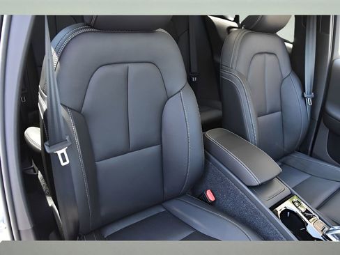 Certified 2025 Volvo XC40 B5 Plus w/ Protection Package Premier image 30