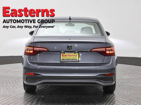 Used 2024 Volkswagen Jetta SE FWD image 6