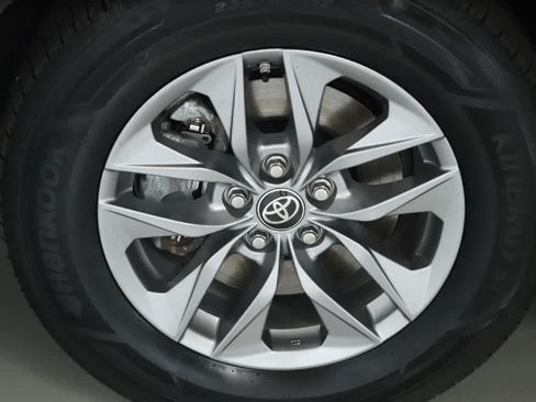 Certified 2025 Toyota Sienna LE AWD/4WD image 35