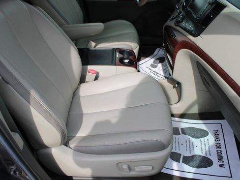 Used 2014 Toyota Sienna Limited w/ Limited Premium Package image 15