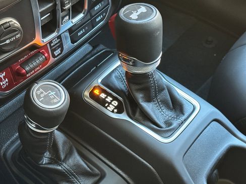 New 2025 Jeep Wrangler Unlimited Rubicon w/ Technology Group image 21