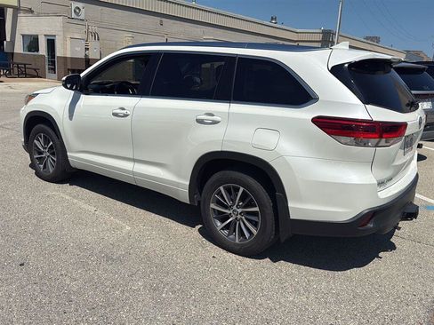 Used 2018 Toyota Highlander XLE AWD/4WD image 11