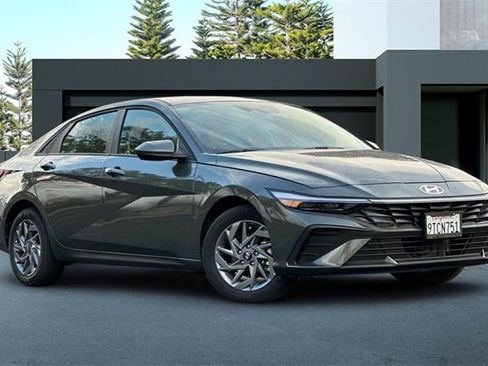 Used 2025 Hyundai Elantra Blue image 2