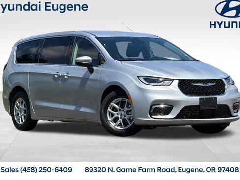 Used 2023 Chrysler Pacifica Touring-L FWD image 1
