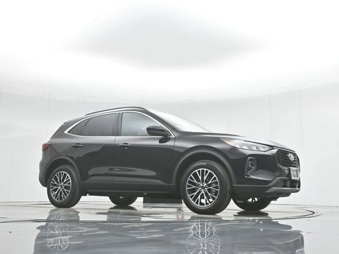 New 2025 Ford Escape SE image 3