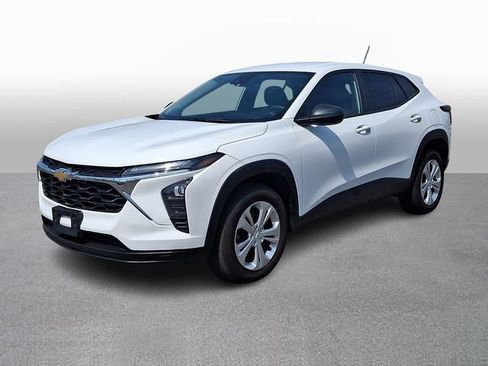 Used 2025 Chevrolet Trax LS FWD image 1