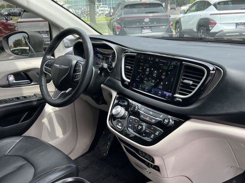 Used 2022 Chrysler Pacifica Touring-L FWD image 20
