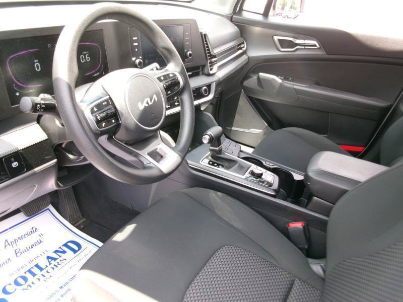 Used 2025 Kia Sportage LX FWD image 12