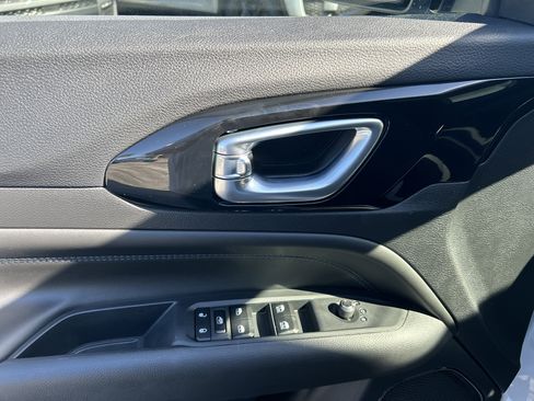 New 2026 Jeep Compass Latitude image 12