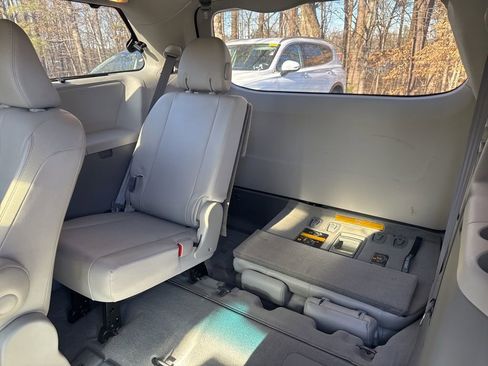 Used 2012 Toyota Sienna image 11