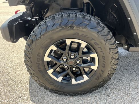 Used 2025 Jeep Wrangler Unlimited Rubicon AWD/4WD image 9