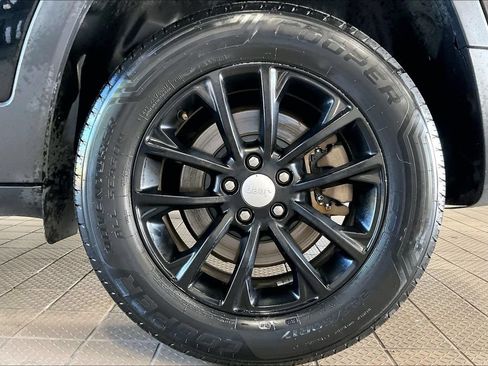 Used 2020 Jeep Cherokee Latitude FWD image 32