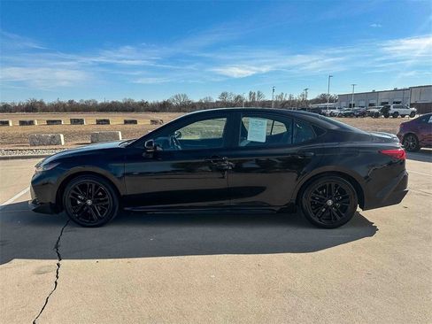 Used 2025 Toyota Camry SE image 6
