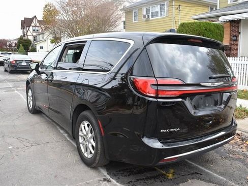 Used 2024 Chrysler Pacifica Touring-L FWD image 5