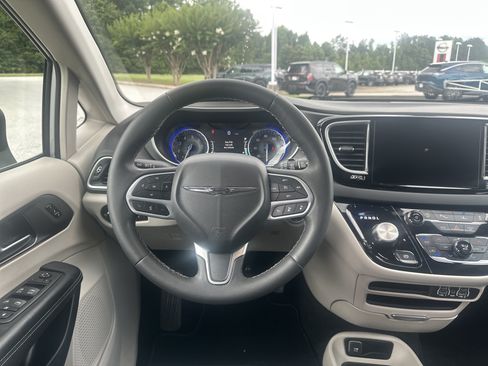 Used 2023 Chrysler Pacifica Touring-L FWD image 21