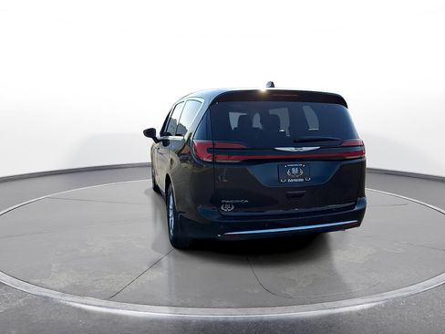 Used 2024 Chrysler Pacifica Touring-L FWD image 6