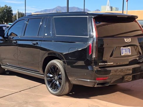 Used 2023 Cadillac Escalade ESV Sport Platinum image 5