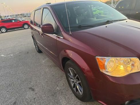 Used 2017 Dodge Grand Caravan SXT image 5