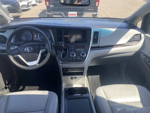 Used 2017 Toyota Sienna XLE Premium AWD/4WD image 7