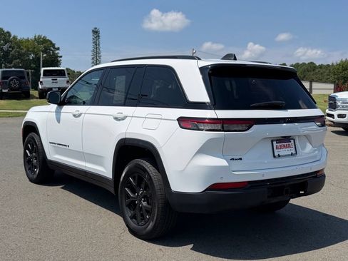 Used 2024 Jeep Grand Cherokee Altitude AWD/4WD image 7
