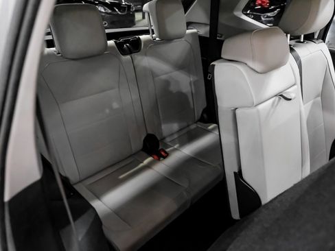 Used 2018 Volkswagen Tiguan SE image 40