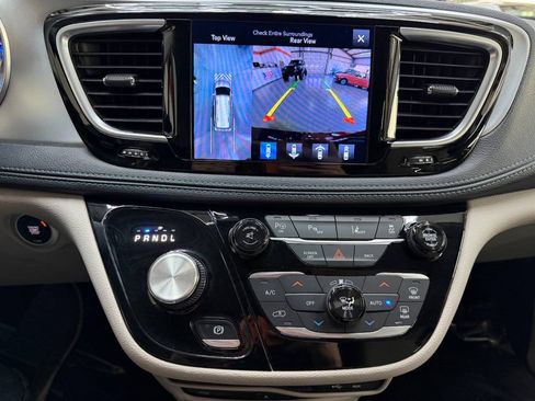 Used 2017 Chrysler Pacifica Platinum FWD image 27
