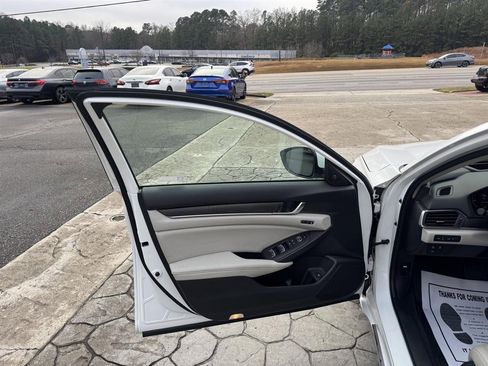Used 2018 Honda Accord Touring image 6