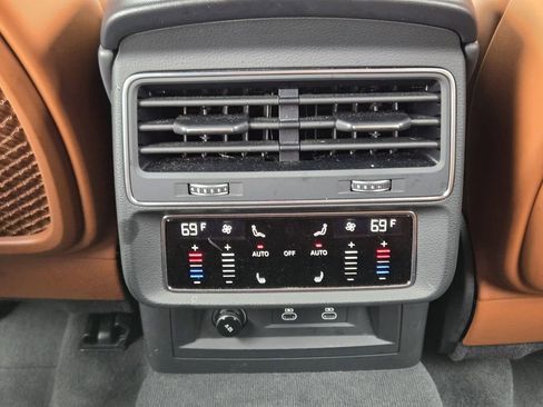 Certified 2025 Audi Q8 Prestige image 38