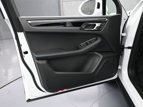 Certified 2026 Porsche Macan AWD/4WD image 15