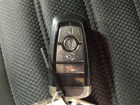 Used 2018 Ford Fusion SE w/ Fusion SE Technology Package FWD image 32
