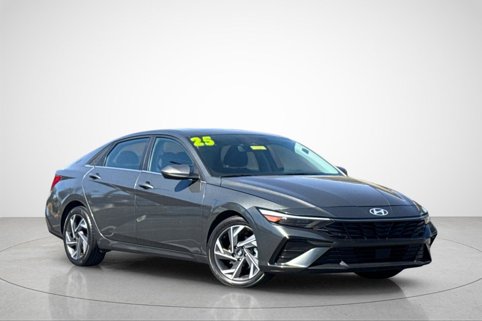 Used 2025 Hyundai Elantra SEL FWD image 2