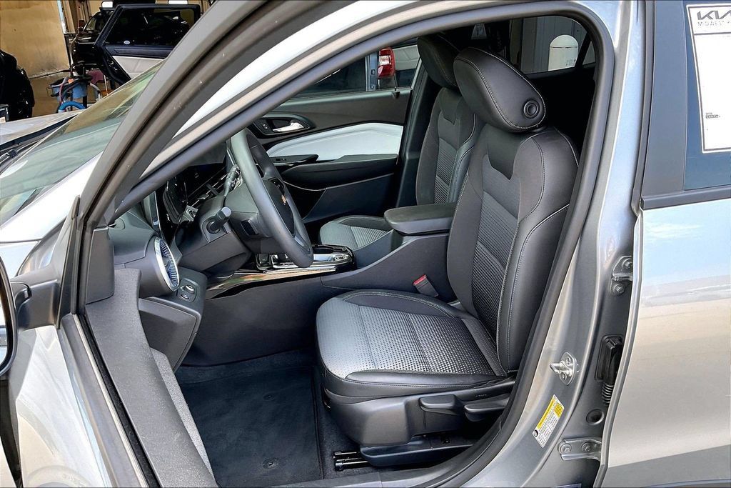 Used 2024 Chevrolet Trax LT FWD image 25