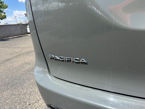 Used 2022 Chrysler Pacifica Touring-L FWD image 24