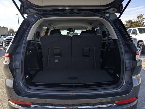 Used 2023 Jeep Grand Cherokee L Laredo image 11