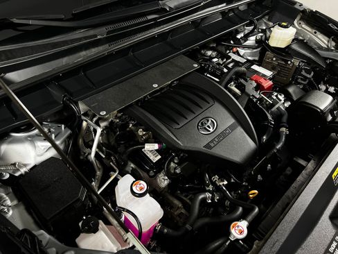 Certified 2024 Toyota Highlander XLE image 10