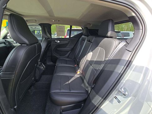 Used 2025 Volvo XC40 B5 Plus AWD/4WD image 4