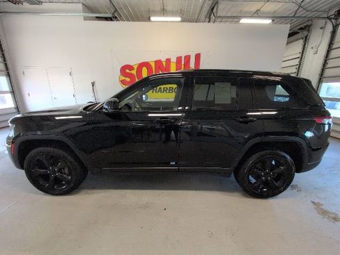 Used 2023 Jeep Grand Cherokee Altitude AWD/4WD image 2