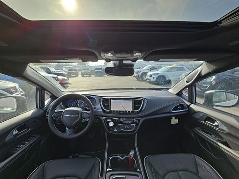 New 2026 Chrysler Pacifica Limited w/ S Appearance Package image 2