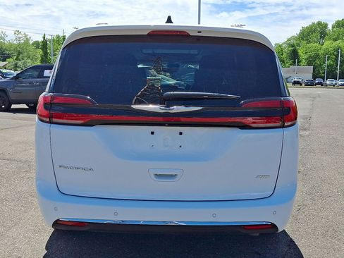 Used 2023 Chrysler Pacifica Limited AWD/4WD image 24