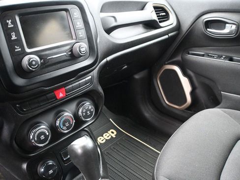 Used 2015 Jeep Renegade Latitude AWD/4WD image 4