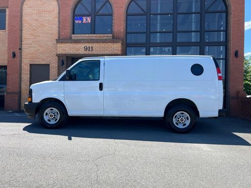 Used 2017 GMC Savana 2500 RWD image 4