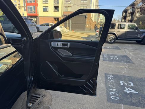 Used 2020 Ford Explorer Platinum w/ Premium Technology Package image 13