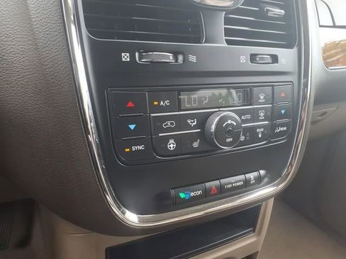 Used 2014 Chrysler Town & Country Touring-L w/ Driver Convenience Group FWD image 18